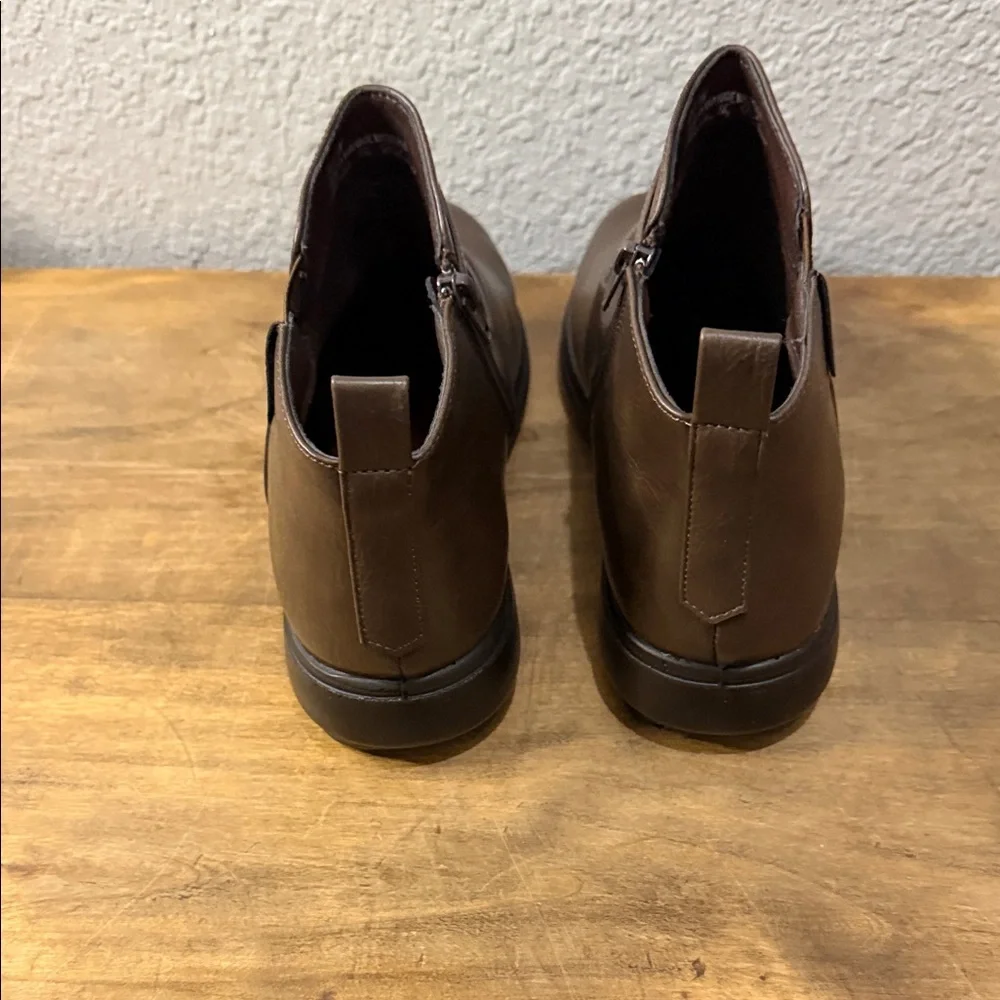 Easy Street Brown Ankle Boots size 9.5 wide new in box - Picture 4 of 8
